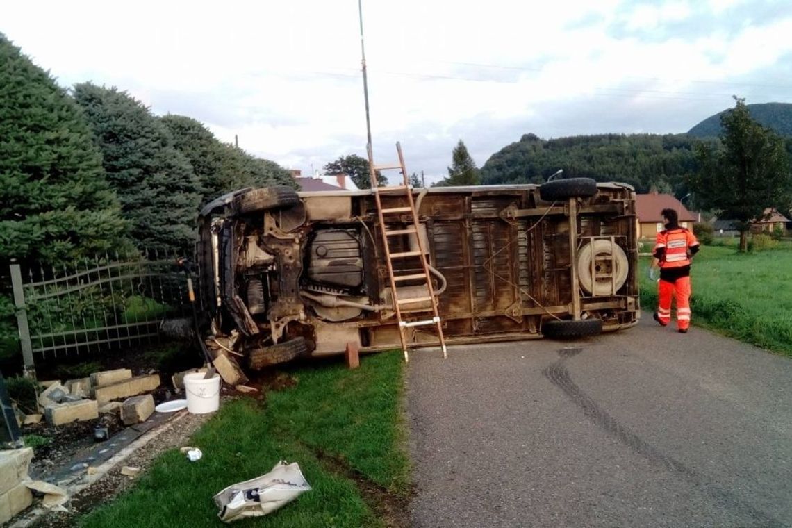 CERGOWA: Kierowca Fiata Ducato wjechał w ogrodzenie