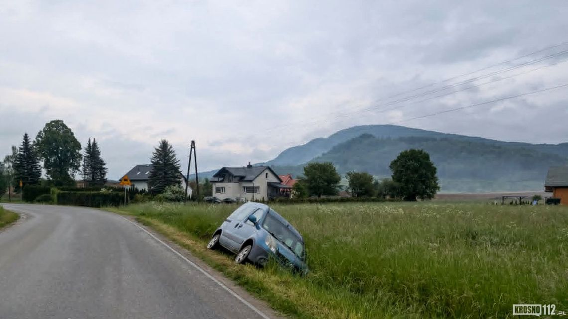 Cergowa. Renault w rowie, 65-letni kierowca pijany Cergowa. Renault w rowie, 65-letni kierowca pijany