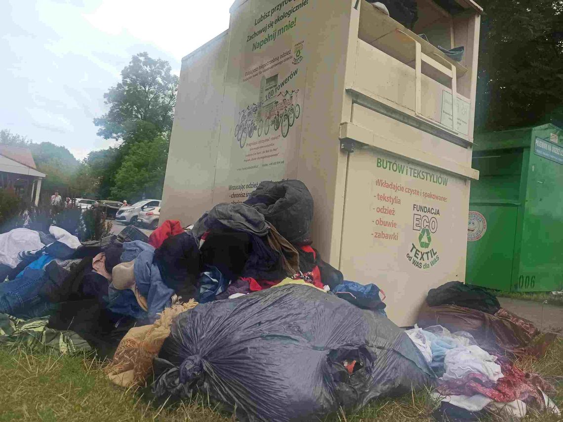 Chcą zmian w segregowaniu tekstyliów. Biedronka i PCK piszą do premiera Chcą zmian w segregowaniu tekstyliów. Biedronka i PCK piszą do premiera