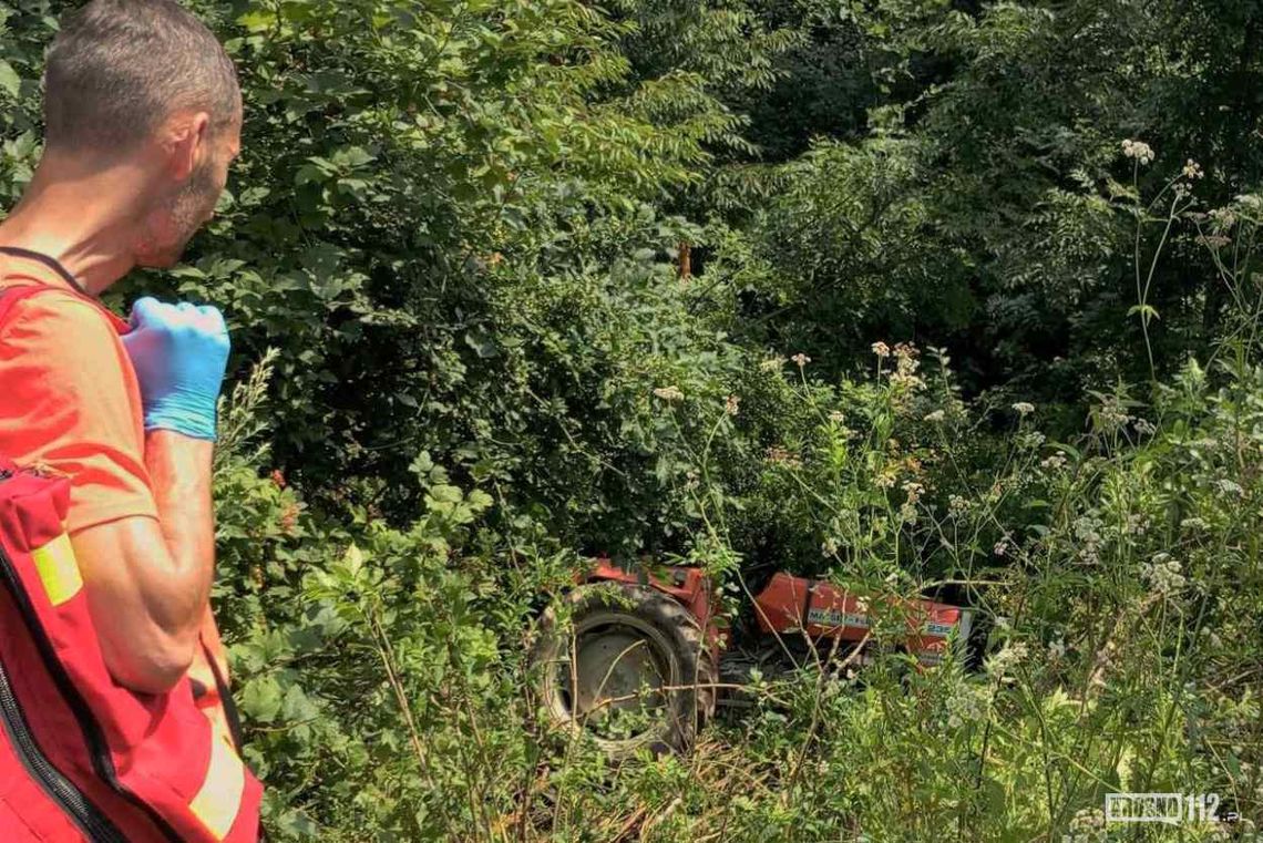 Chciał wyciągnąć terenówkę. Przygniótł go ciągnik