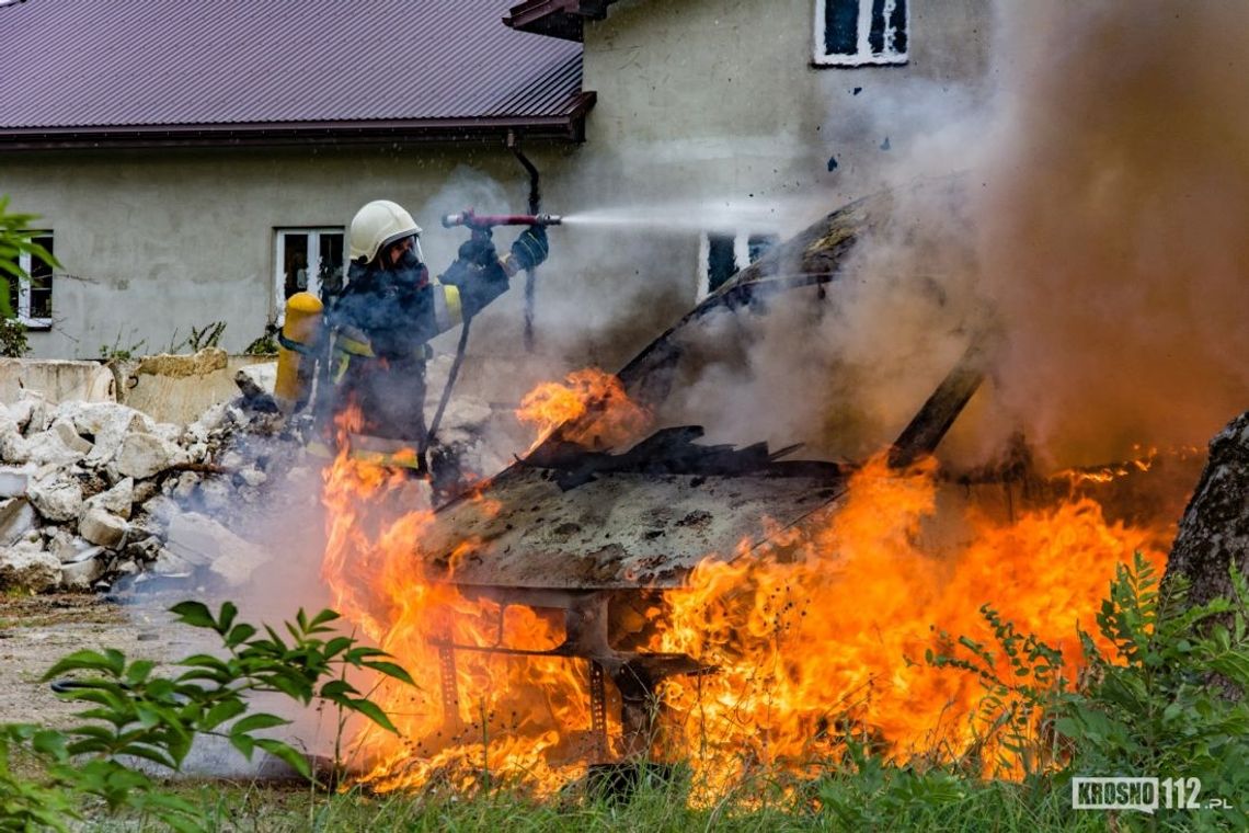 CHORKÓWKA: Doszczętnie spłonął samochód