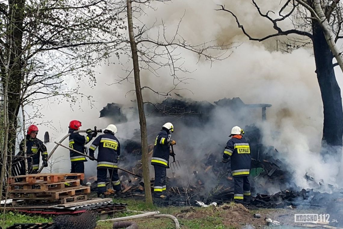 CHORKÓWKA: Pożar drewutni niedaleko ronda