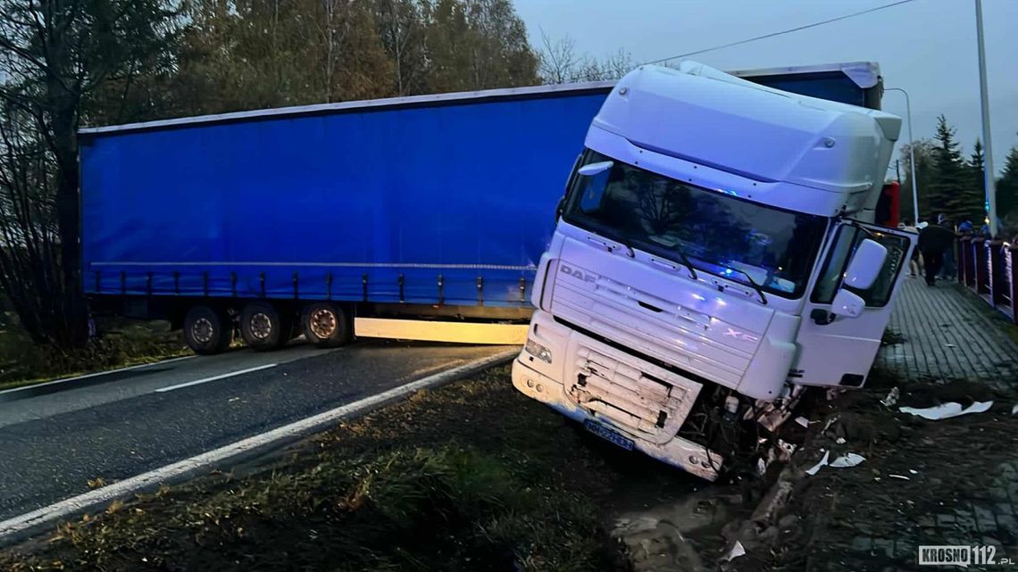 Ciągnik siodłowy w rowie, naczepa zablokowała drogę wojewódzką w Teodorówce