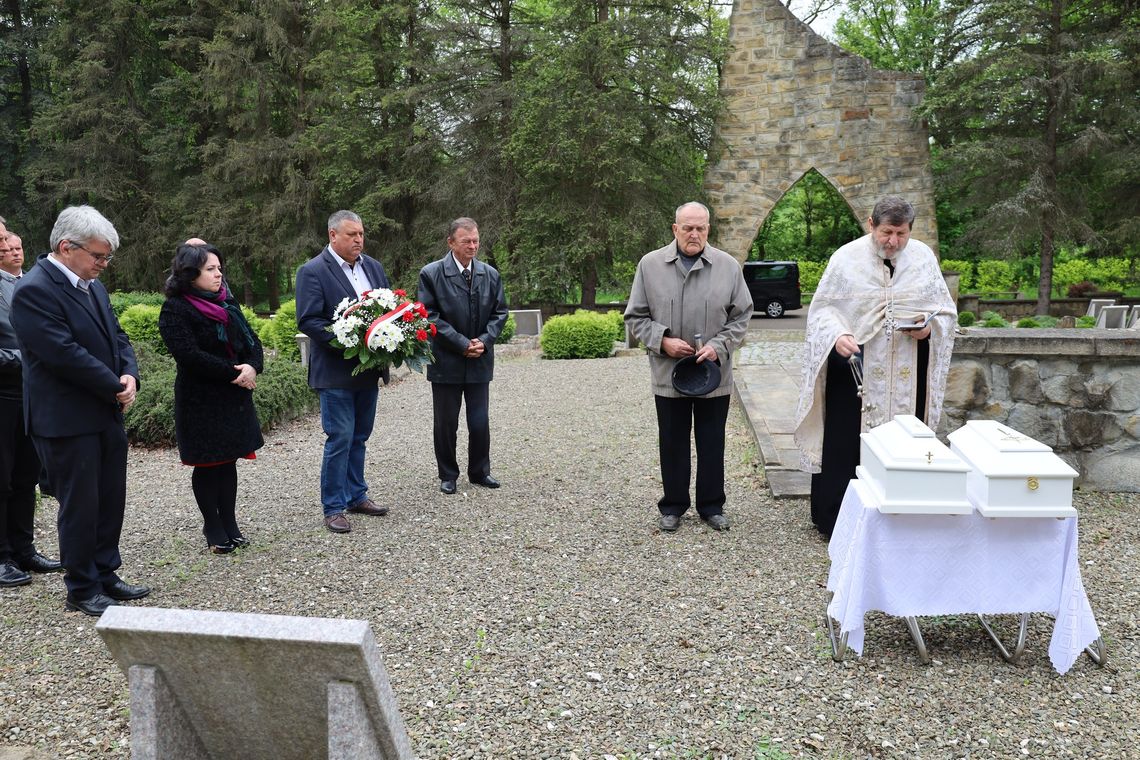 Cień historii w Dukli: Pochówek żołnierzy po 80 latach