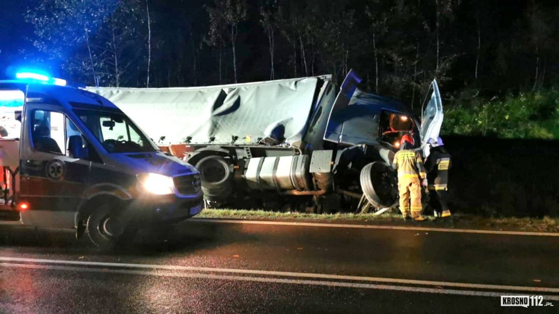 Ciężarówka w rowie na DK19. Kierowca ranny