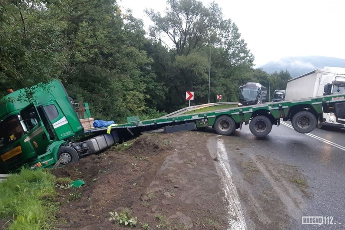 ? Ciężarówka wypadła z drogi i częściowo zablokowała DK19 w Dukli