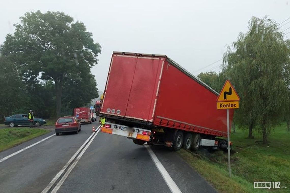 ? Ciężarówka wypadła z drogi krajowej nr 28 w Potoku