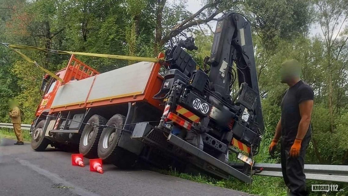 Ciężarówka zawisła na barierkach. W akcji Specjalistyczna Grupa Ratownictwa Technicznego z Krosna