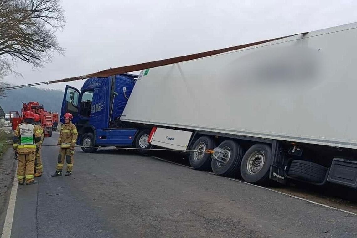 Ciężarówka zsunęła się z jezdni. Zadysponowano strażaków z SGRT "Krosno"