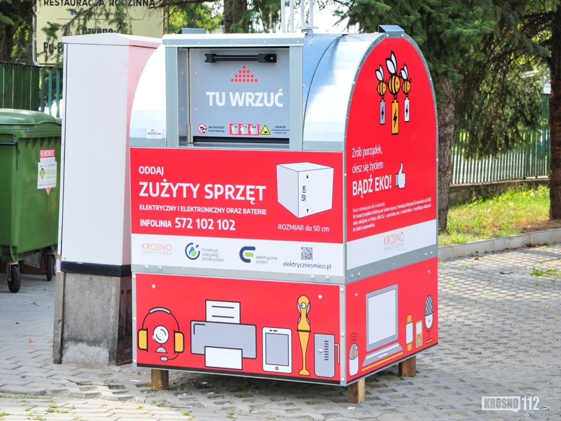 Co wspólnego mają czerwone kontenery na elektrośmieci z pszczołami?