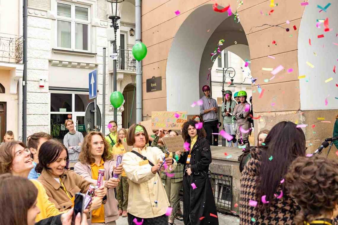 Confetti i zabawa. Oficjalne otwarcie Centrum Aktywności Młodzieży w Krośnie [ZDJĘCIA]