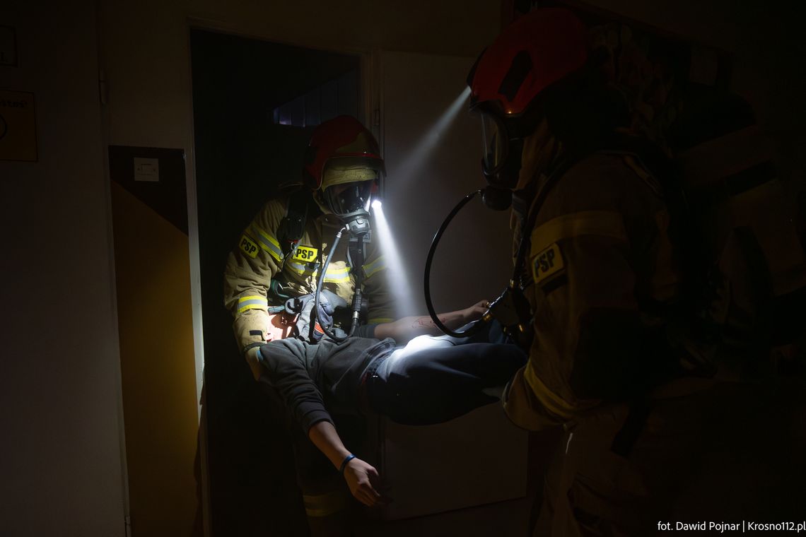 Symulowany pożar szkoły. Ćwiczenia PSP i OSP w Turaszówce Symulowany pożar szkoły. Ćwiczenia PSP i OSP w Turaszówce