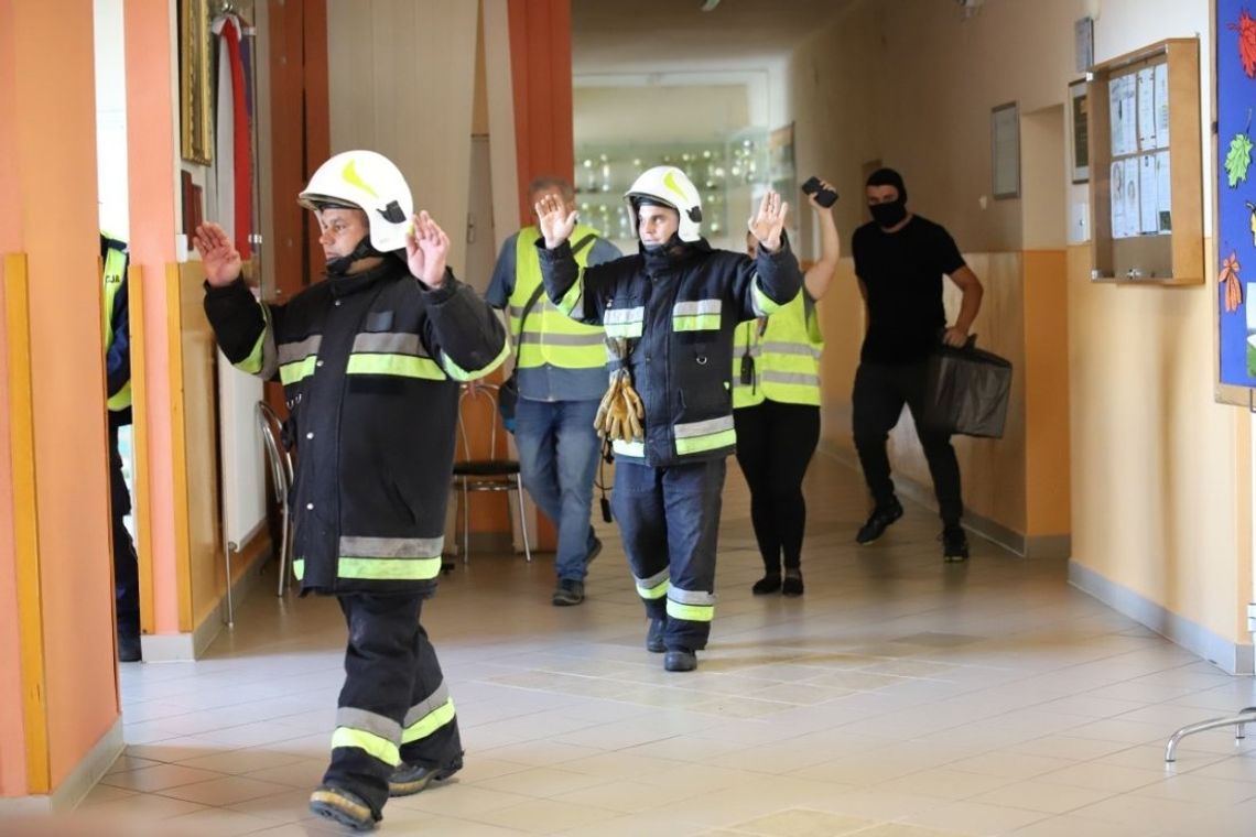 Ćwiczenia obronne na terenie szkoły podstawowej w Jedliczu