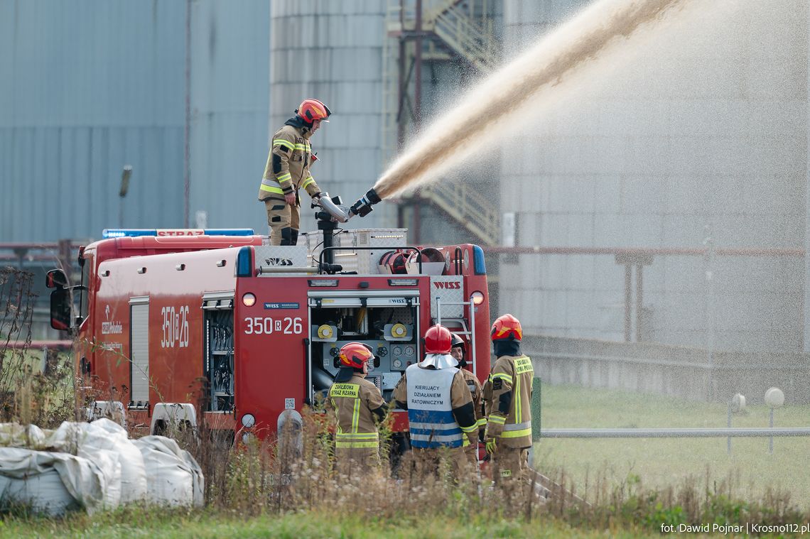 Ćwiczenia służb na terenie ORLEN Południe w Jedliczu. Symulowano atak z użyciem drona