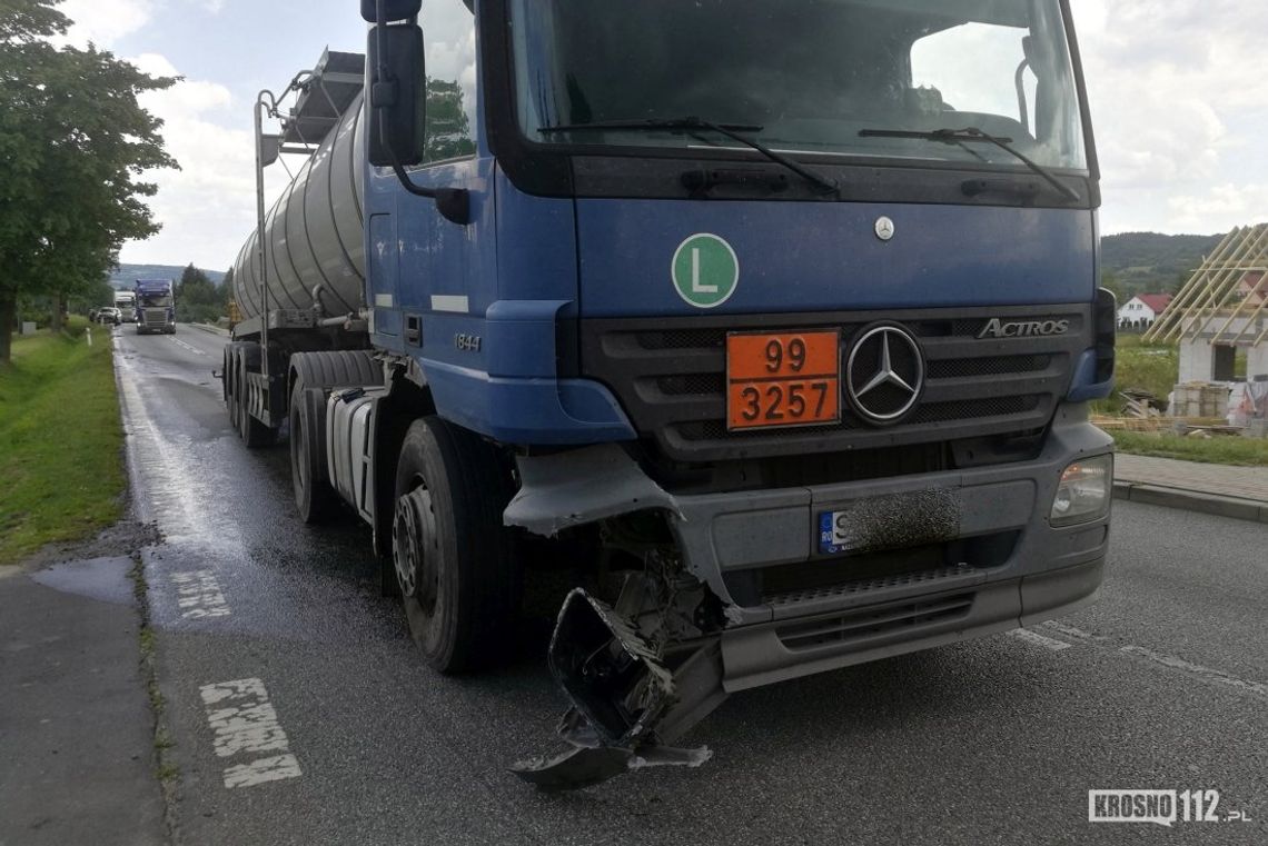 Cysterna do przewozu ciekłego asfaltu zderzyła się z osobówką