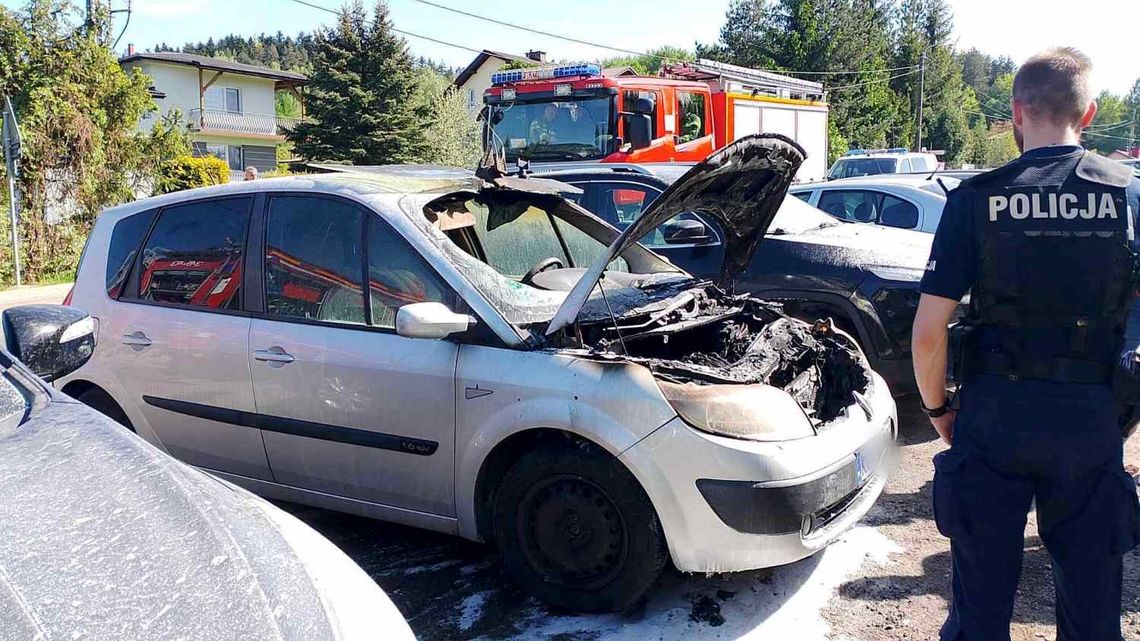 Czarnorzeki. Pożar samochodu na parkingu