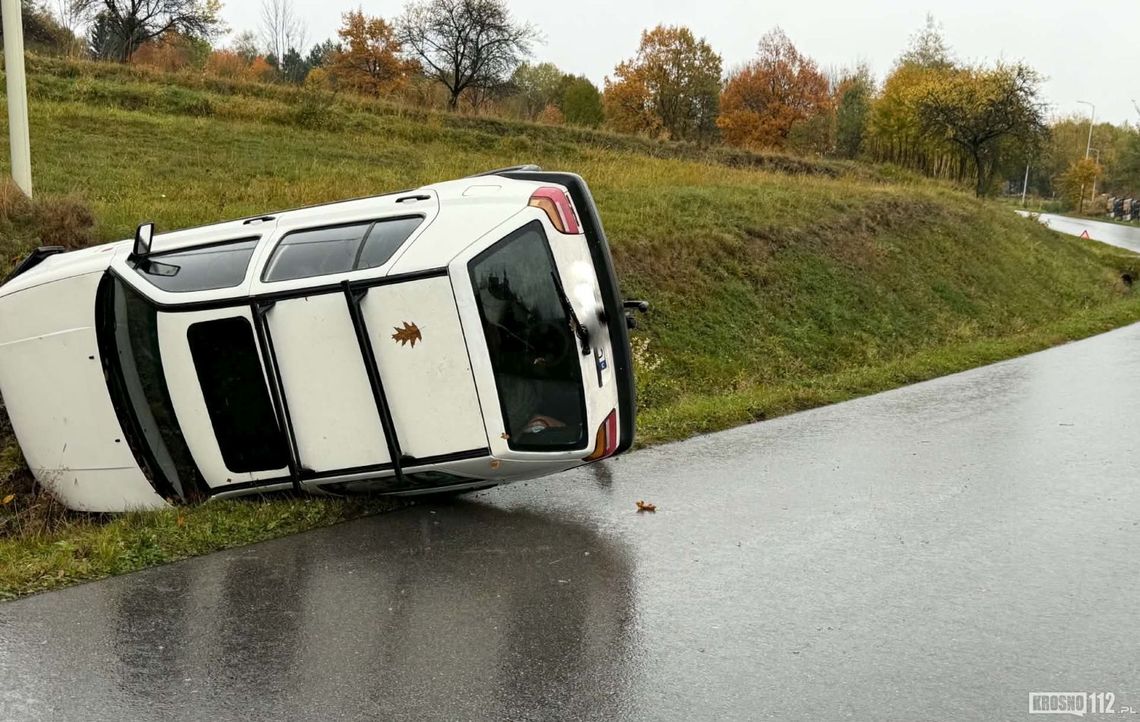 Czarnorzeki. Samochody na bokach po zderzeniu na łuku drogi Czarnorzeki. Samochody na bokach po zderzeniu na łuku drogi