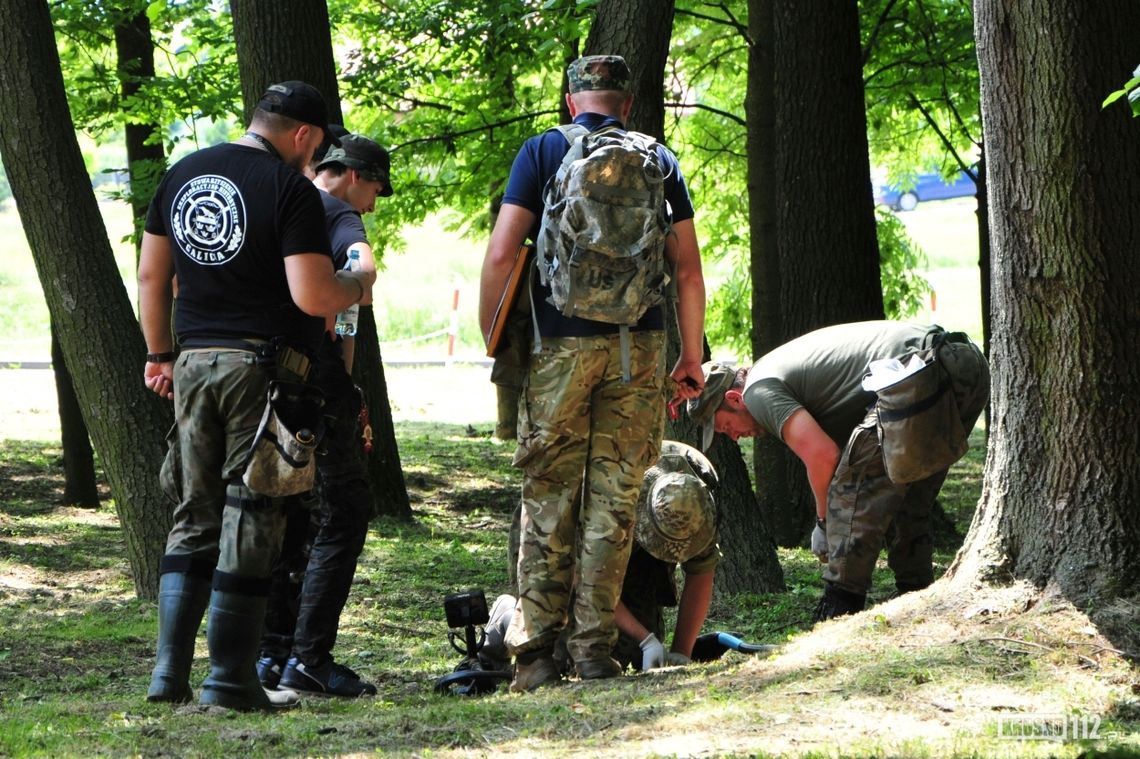 Czego szukali pasjonaci historii w dworze Szeptyckich i w parku w Korczynie?