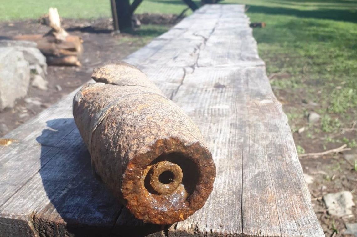 Część starego pocisku na polu biwakowym w Jasielu. Ktoś go tam przyniósł