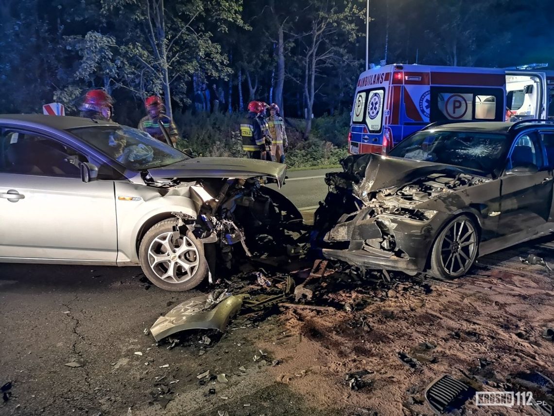 Czołowe zderzenie BMW i Forda na DK28 w Klimkówce