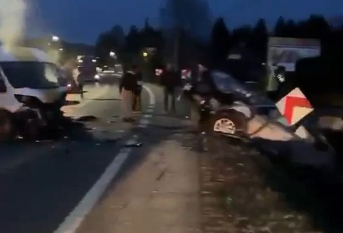 Czołowe zderzenie busa z osobówką na DK19