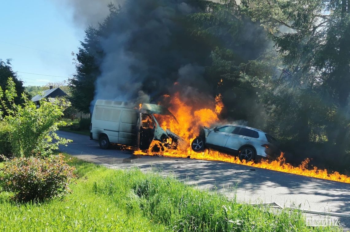 Czołowe zderzenie dwóch volkswagenów w Odrzykoniu. Jeden z kierowców odwieziony do szpitala