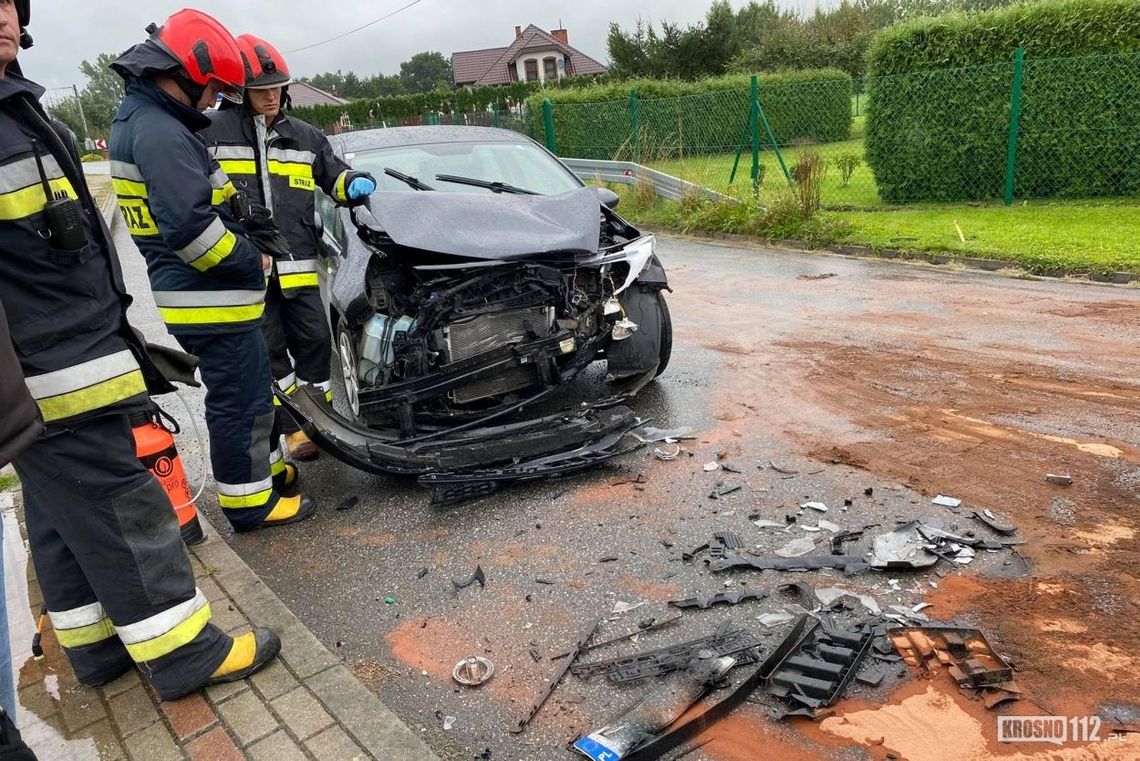 Czołowe zderzenie nissana i kia na śliskiej nawierzchni