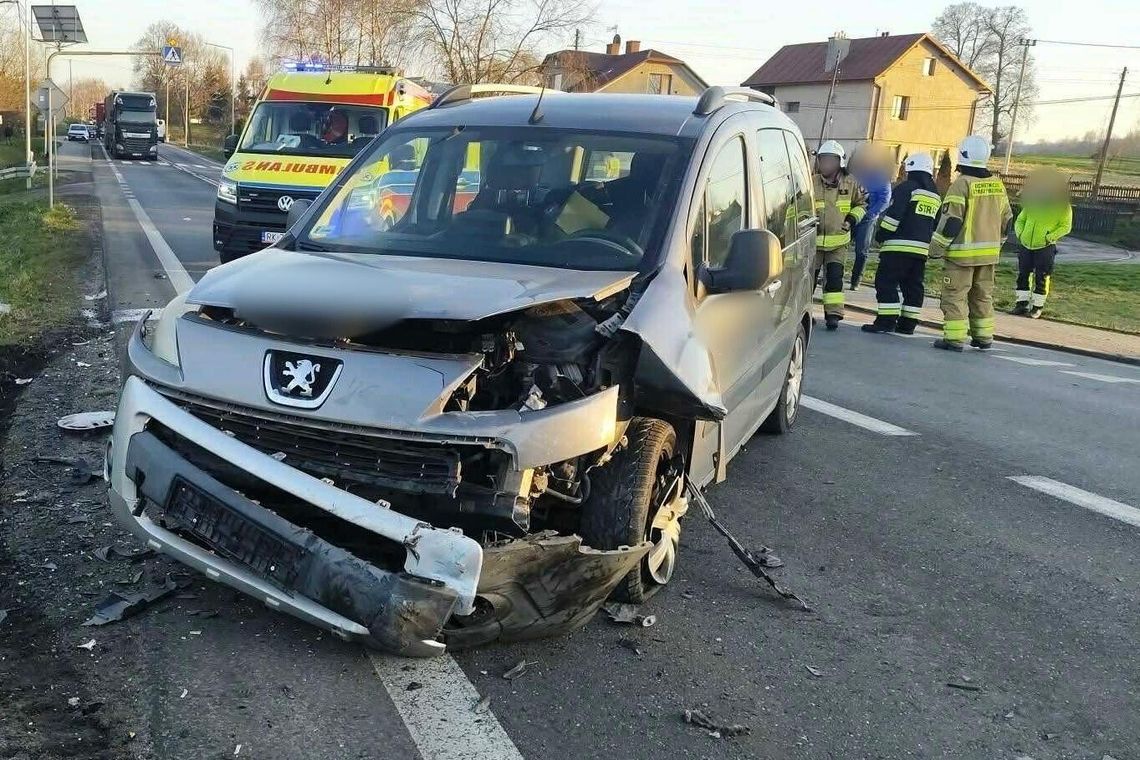 Czołowe zderzenie samochodów w Jaszczwi na DK28 Czołowe zderzenie samochodów w Jaszczwi na DK28
