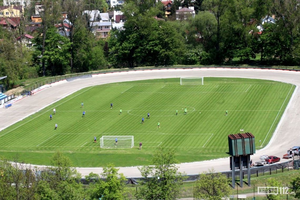 Cztery firmy chcą wybudować oświetlenie stadionu przy ul. Legionów. Za ile?