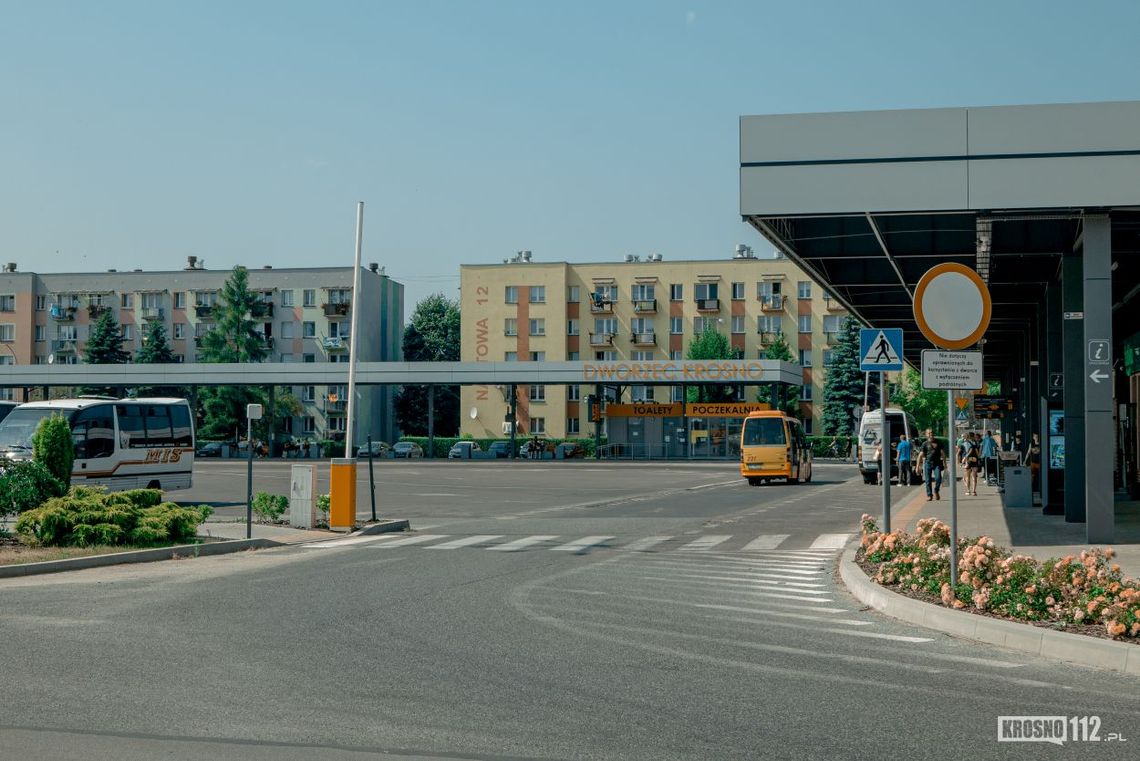 Cztery oferty na urządzenie zielonej wyspy na dworcu autobusowym w Krośnie