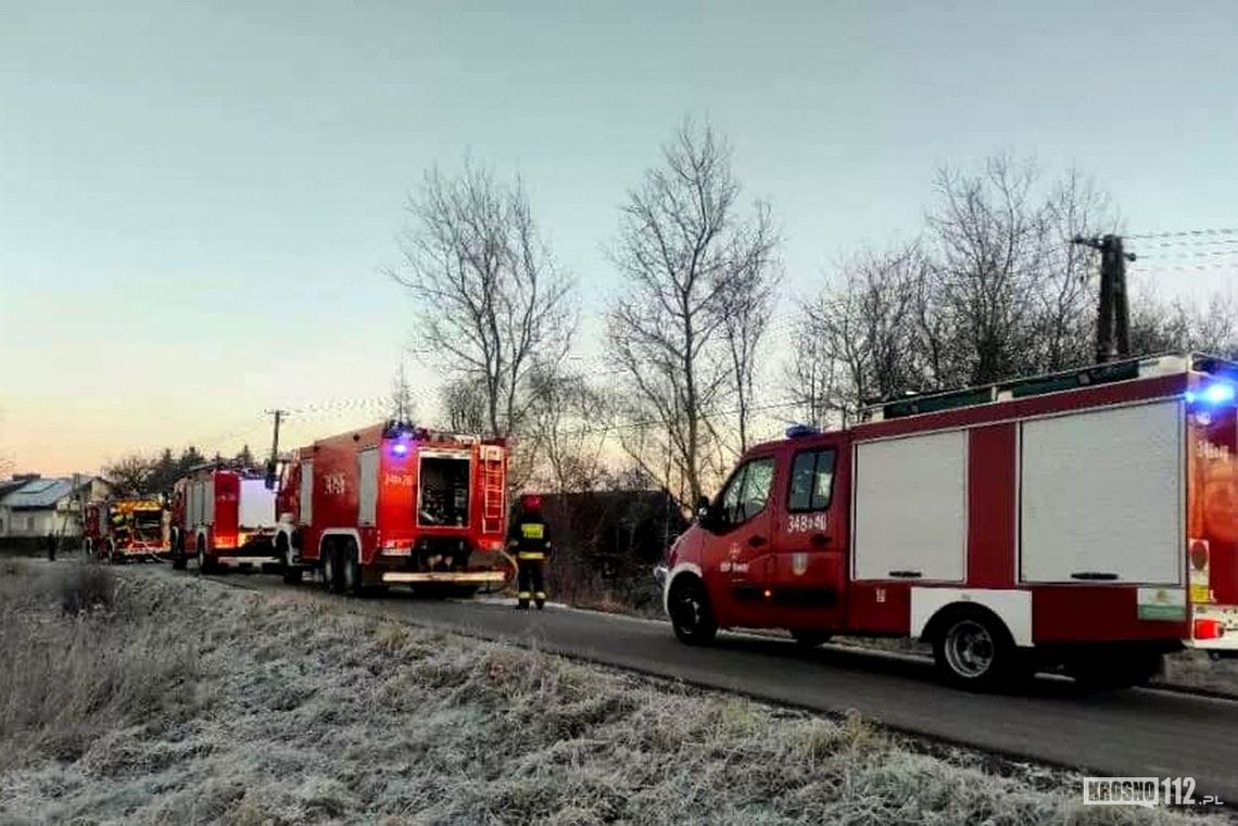 Cztery zastępy strażaków walczyło z pożarem budynku w Bajdach