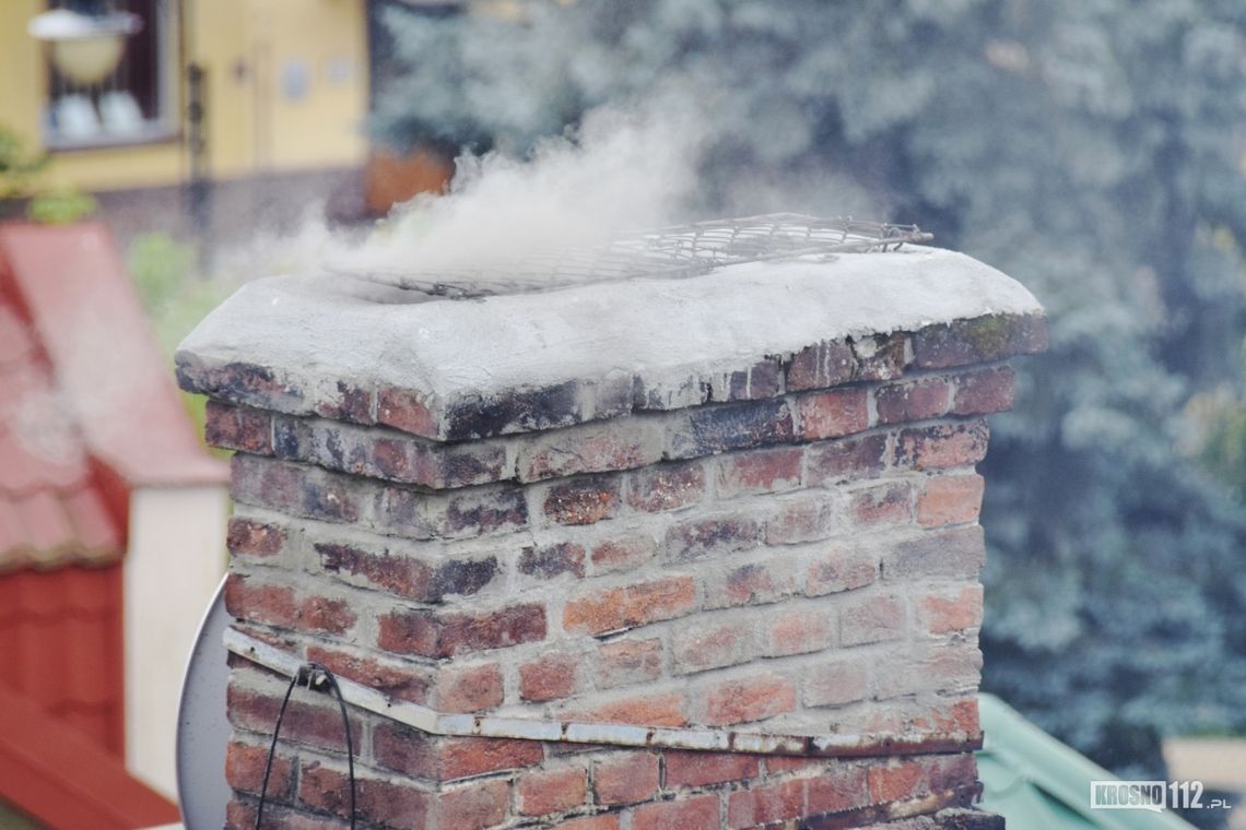 Czym palisz w piecu? Są nowe przepisy, które mają pomóc w walce ze smogiem