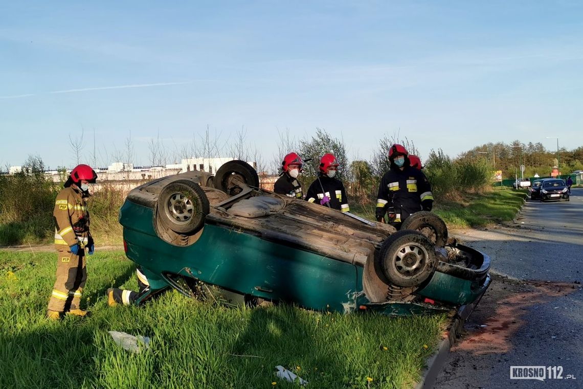 Dachowali seatem na ul. Lotników. Pasażer w szpitalu [AKTUALIZACJA]