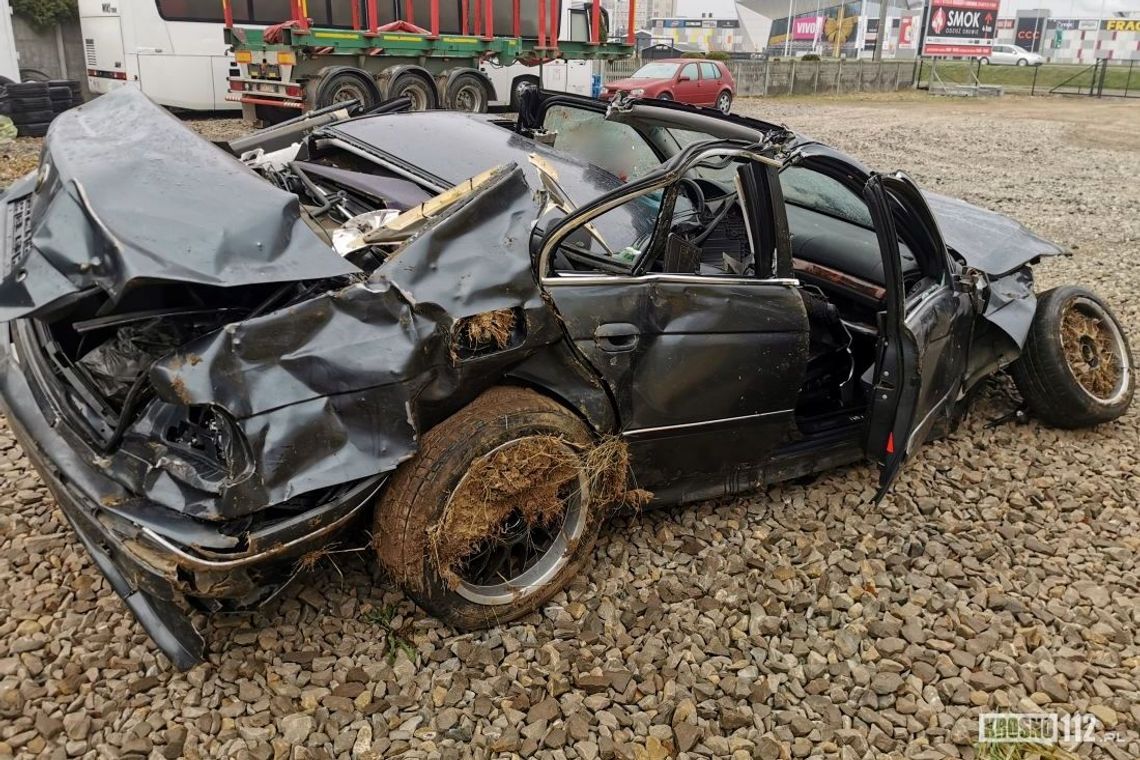 Dachowanie BMW na DK19. 19-letni kierujący i jego pasażer mieli wiele szczęścia