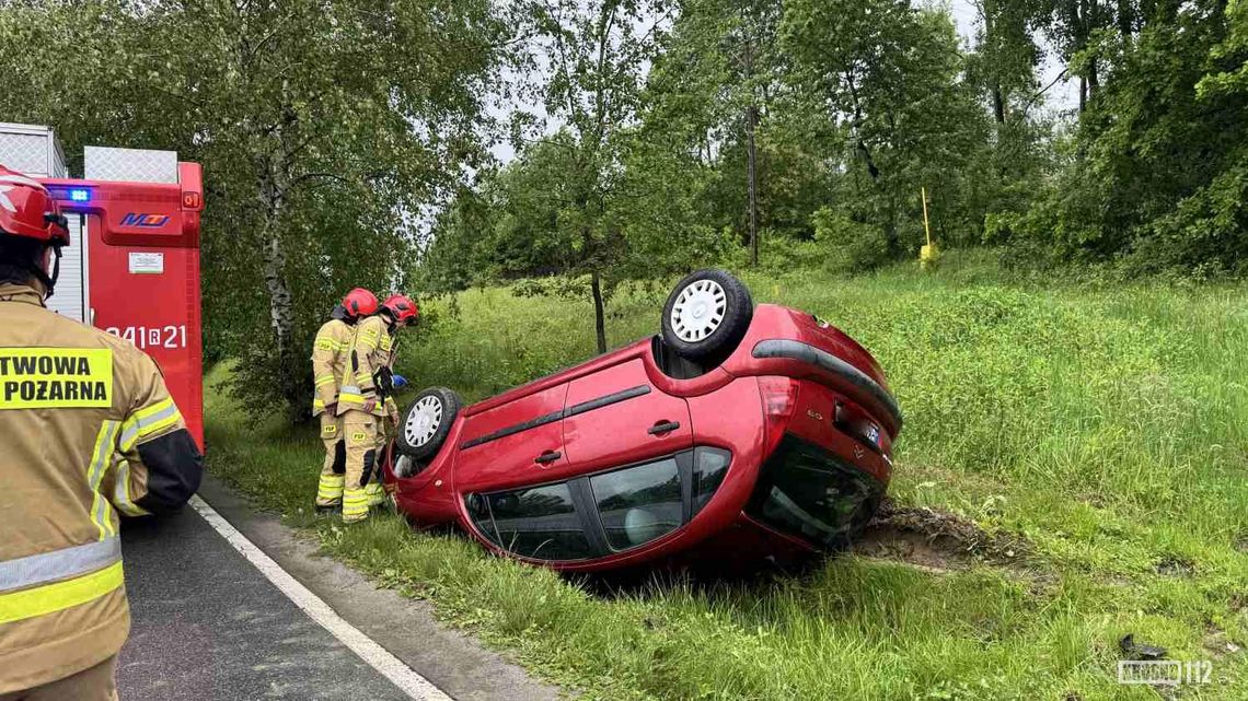 Dachowanie Citroena na Białobrzeskiej. Ranna kobieta