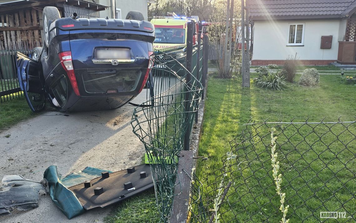 Dachowanie hondy na drodze między domami. Kierowca był pijany Dachowanie hondy na drodze między domami. Kierowca był pijany