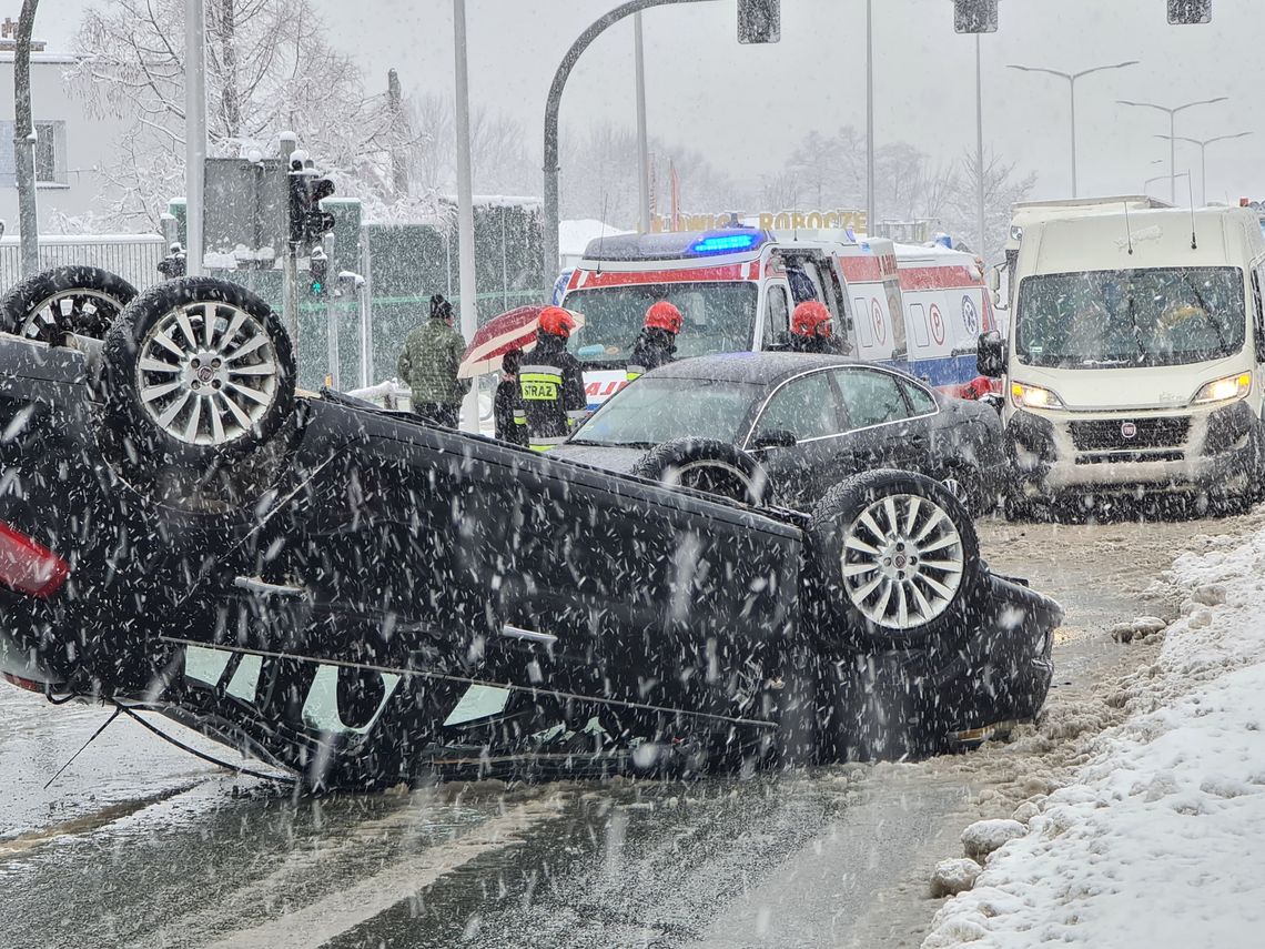 Dachowanie na skrzyżowaniu Podkarpackiej i Grodzkiej. DK28 zablokowana w kierunku Miejsca Piastowego