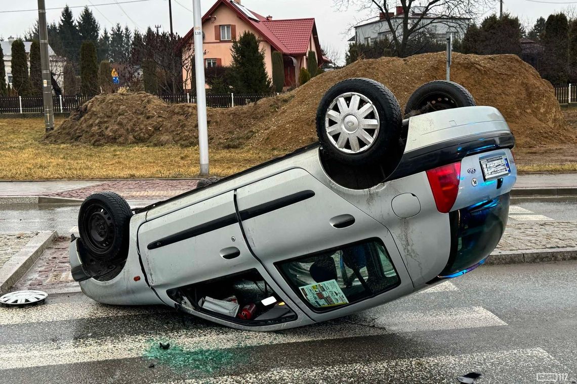 Dachowanie renault na rondzie im. Artura Rappe w Krośnie