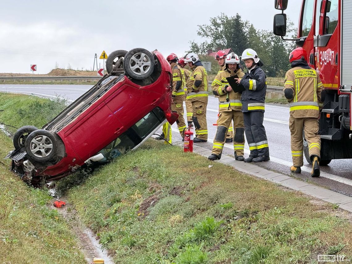 Dachowanie samochodu na DK19 w Komborni
