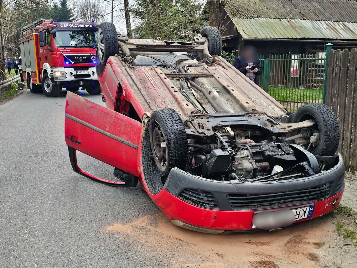 Dachowanie samochodu w Głowience. Kierowca pijany Dachowanie samochodu w Głowience. Kierowca pijany