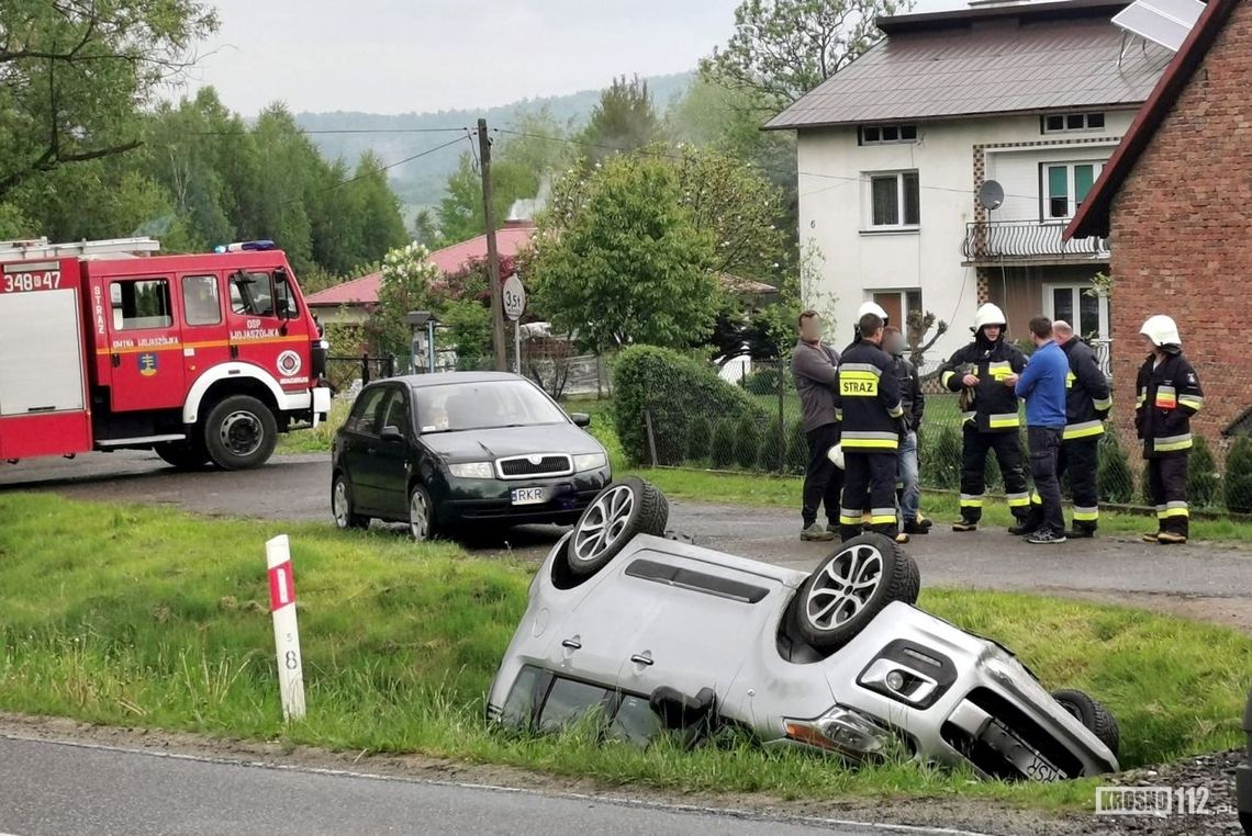 ? Dachowanie samochodu w Wojaszówce na DW990