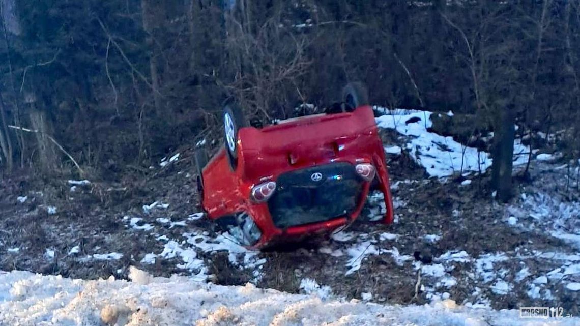 Dachowanie toyoty na DW897. Pierwszej pomocy rannej kobiecie udzielili funkcjonariusze Służby Więziennej