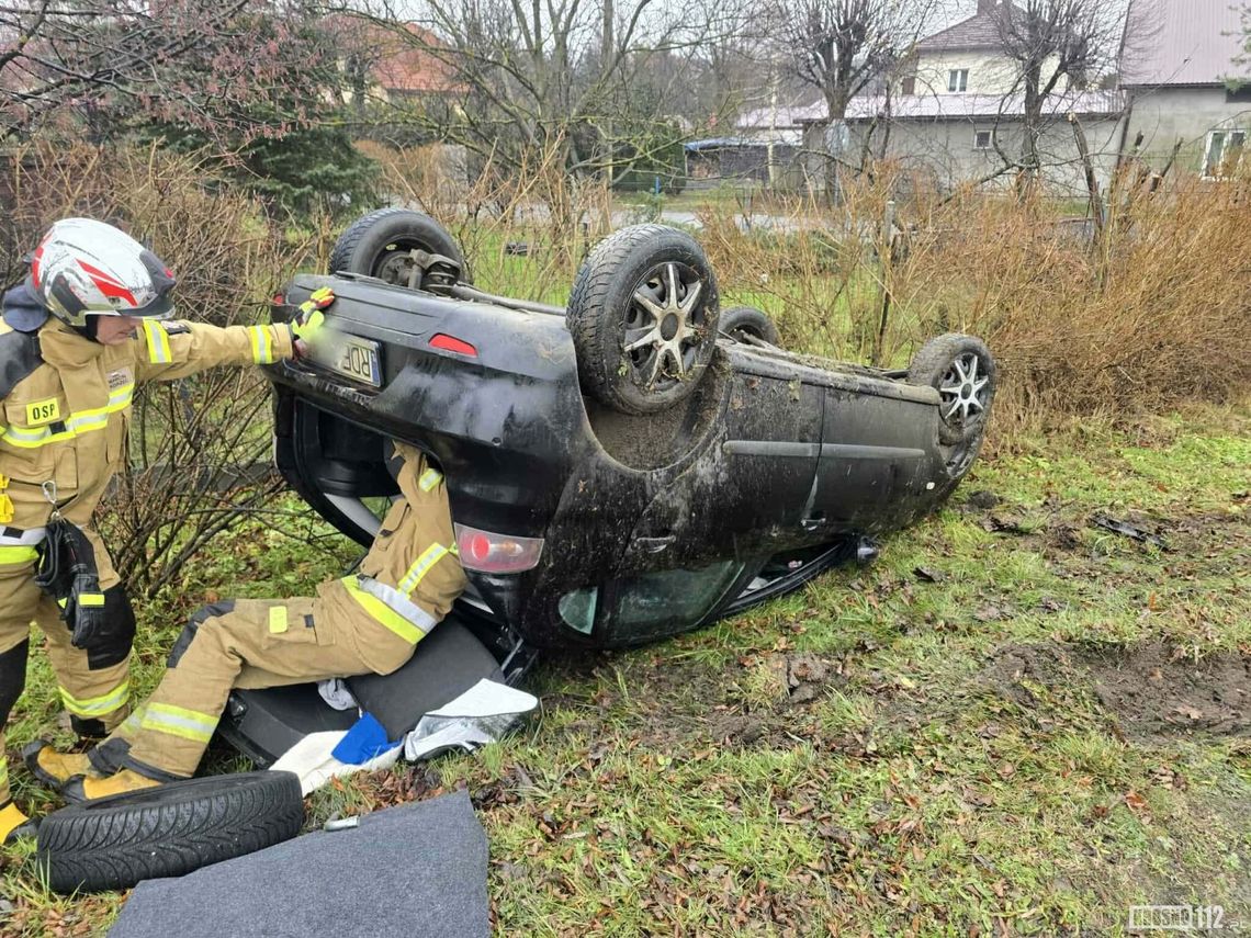 Dachowanie w Dukli na drodze wojewódzkiej 993 Dachowanie w Dukli na drodze wojewódzkiej 993