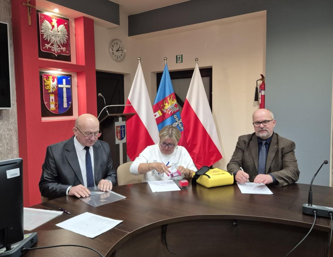 Defibrylatory AED trafiły do placówek w powiecie krośnieńskim
