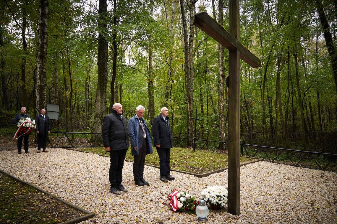 Delegacja Austriackiego Czarnego Krzyża odwiedziła cmentarze wojenne na Podkarpaciu [ZDJĘCIA]