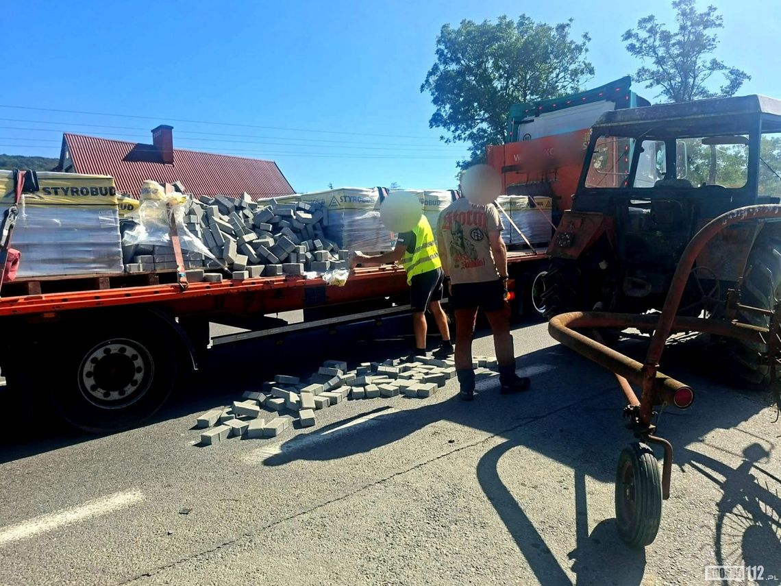 DK19: Ciągnikiem rolniczym wymusił pierwszeństwo na kierowcy ciężarówki DK19: Ciągnikiem rolniczym wymusił pierwszeństwo na kierowcy ciężarówki