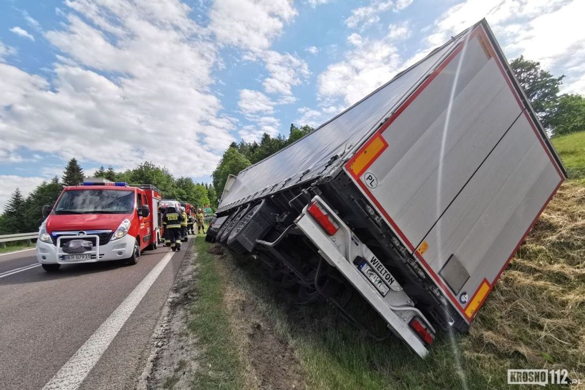 ? DK19/Orzechówka: Ciągnik siodłowy z naczepą w rowie