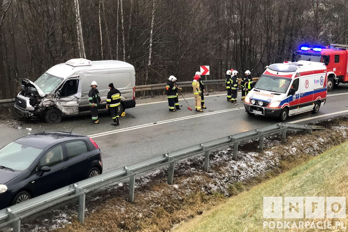 DK19: Zderzenie dostawczego busa z ciężarówką. Dwie osoby ranne