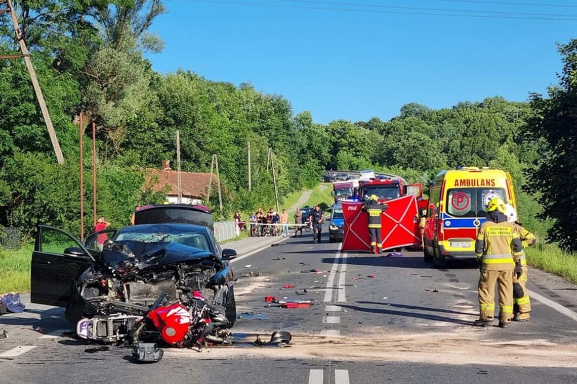? DK28: Motocyklista zjechał na przeciwny pas wprost pod Jaguara. 47-latek zginął na miejscu