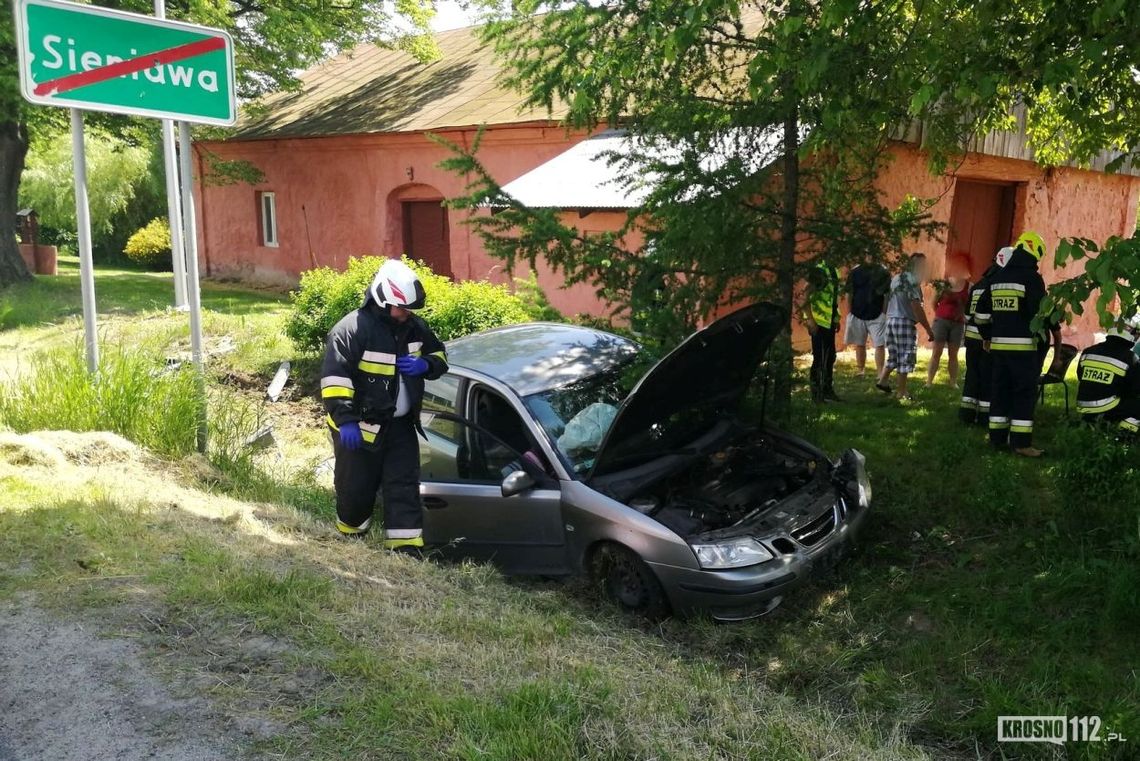 DK28 w Sieniawie: Samochód otarł się o drzewo i wjechał w betonowy słupek